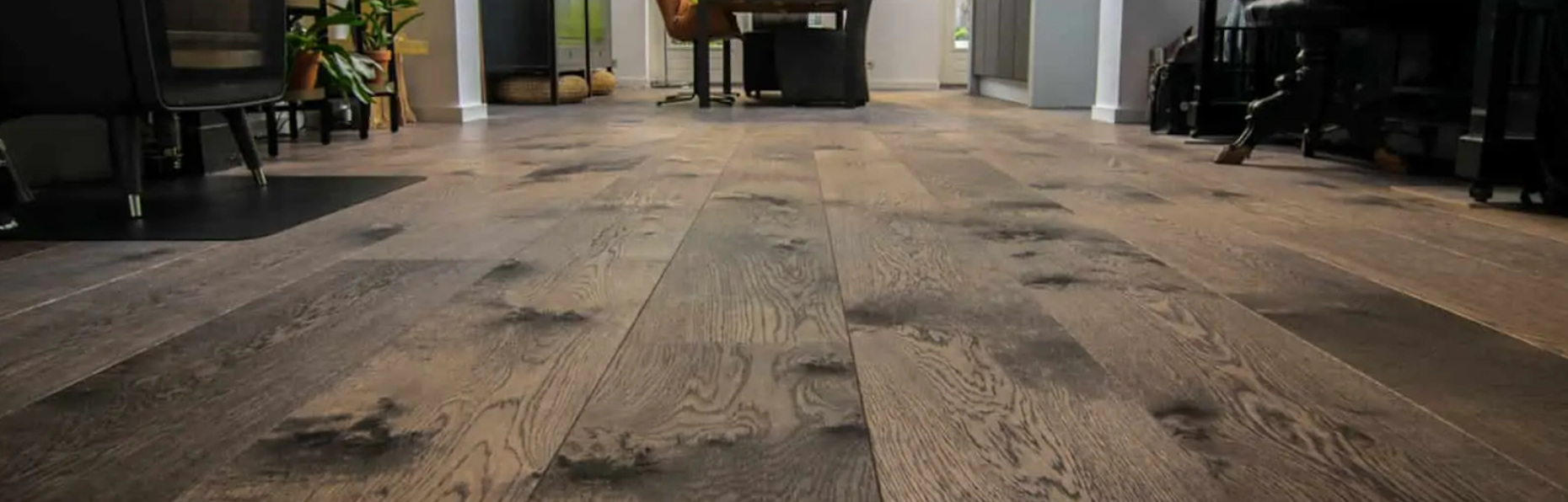Eiken multiplank vloer in een chaletinterieur